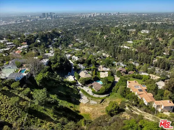 Beverly Hills, CA 90210,9435 Lloydcrest Dr