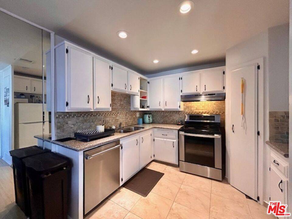Tarzana, CA 91356,18555 Collins St #C27