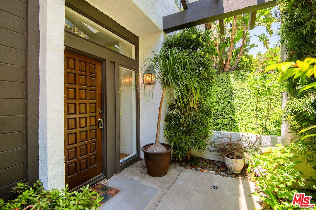 Pacific Palisades, CA 90272,1571 Palisades Dr