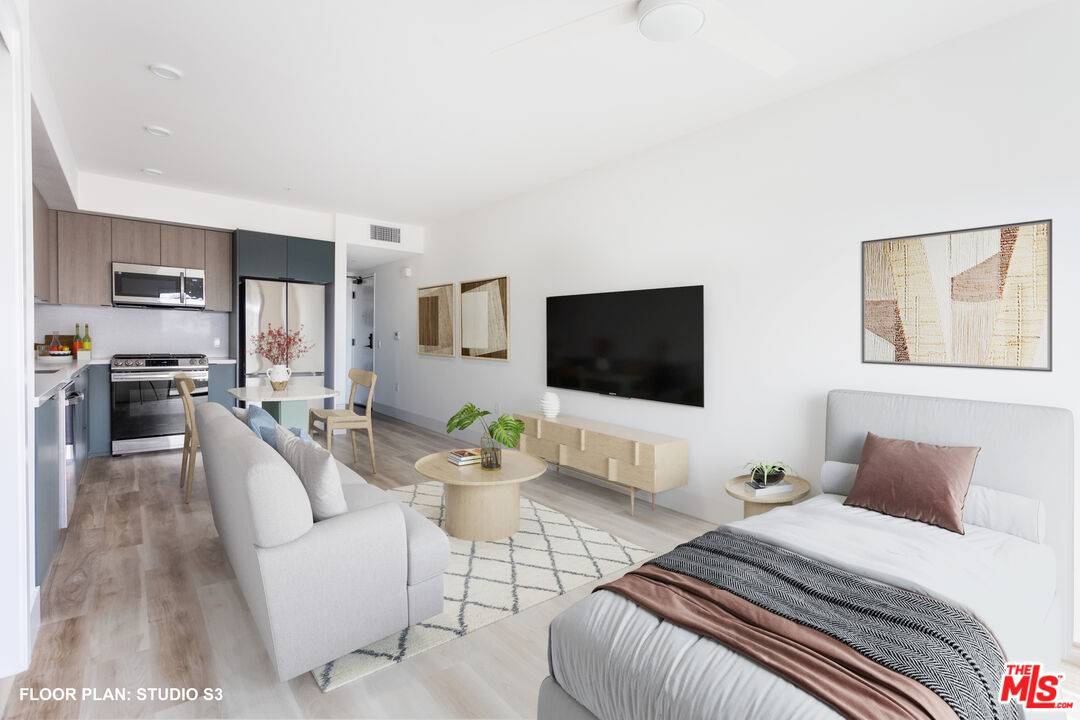 West Hollywood, CA 90046,7617 Santa Monica Blvd #305