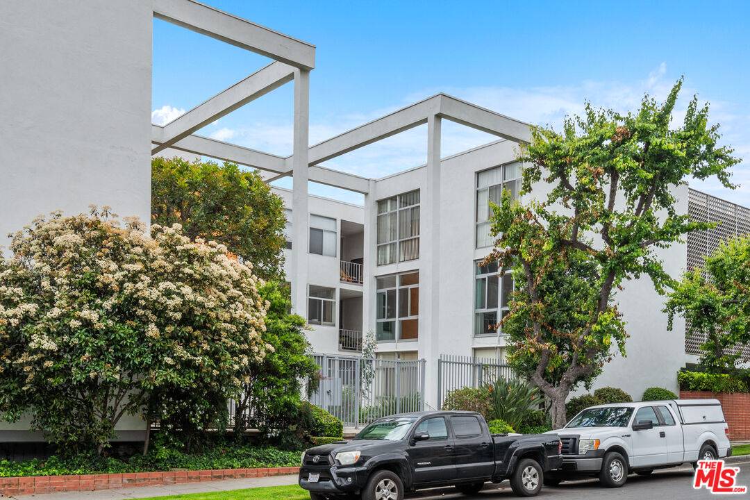 Los Angeles, CA 90046,7960 Selma Ave #301