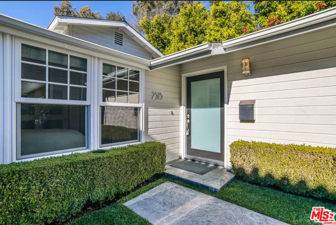 Los Angeles, CA 90068,2575 N Beachwood Dr