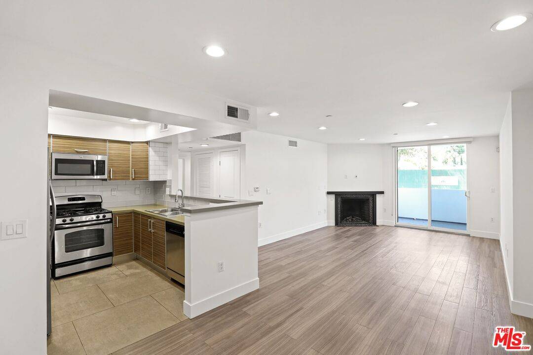 Los Angeles, CA 90046,833 Edinburgh #107