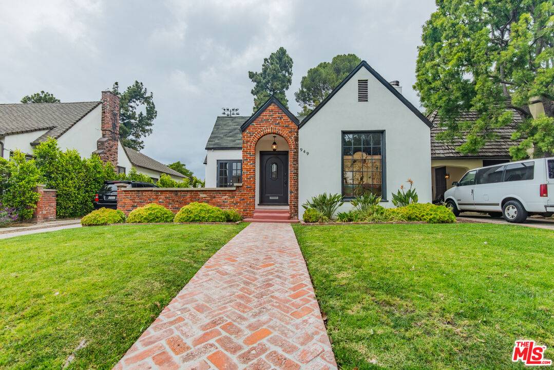 949 Schumacher Dr, Los Angeles, CA 90048
