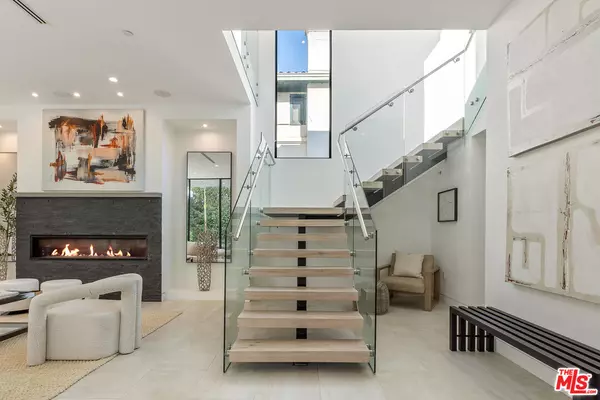 Los Angeles, CA 90046,1621 N Fairfax Ave