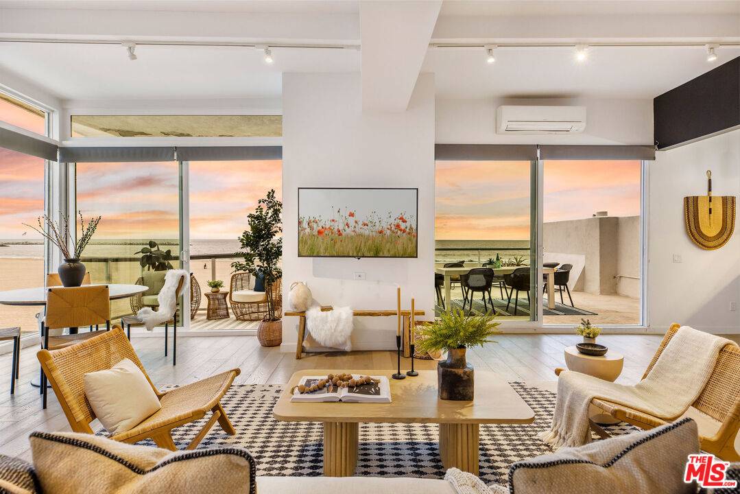 4 Quarterdeck St #301, Marina Del Rey, CA 90292