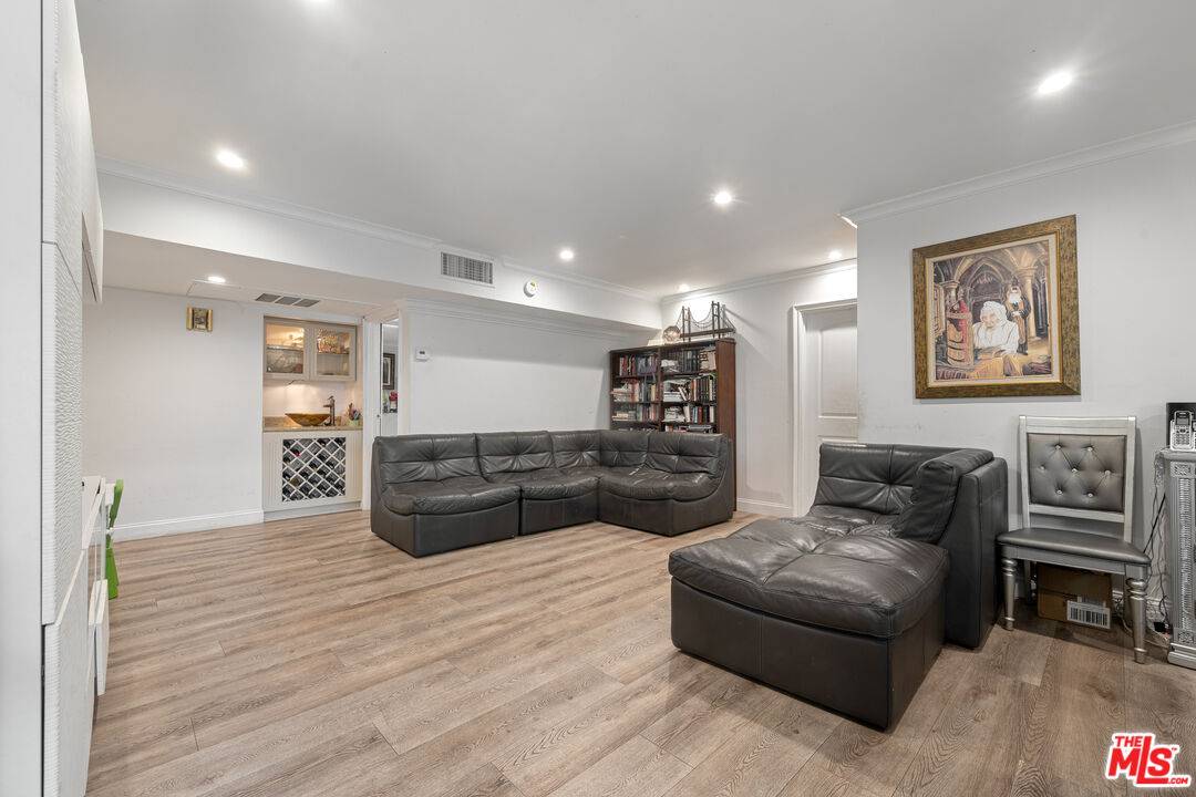 Beverly Hills, CA 90212,423 S Rexford Dr #106