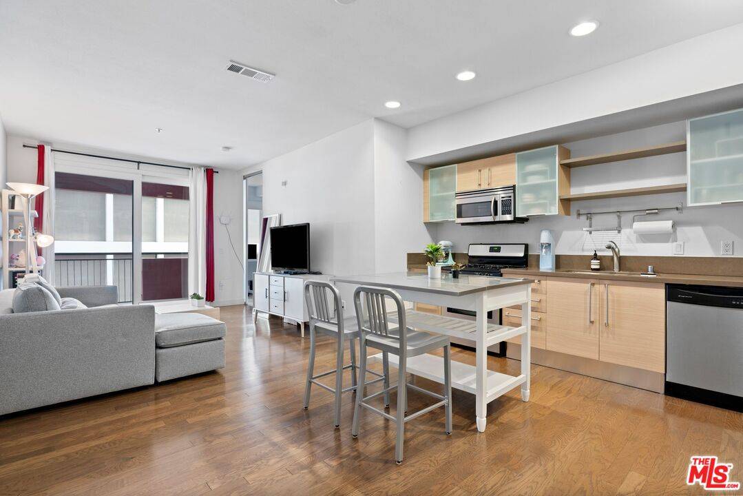 Los Angeles, CA 90017,1234 Wilshire Blvd #433