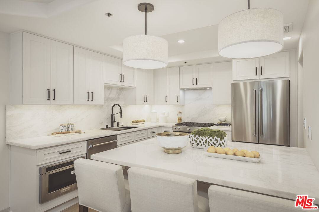 575 S Barrington Ave #203, Los Angeles, CA 90049