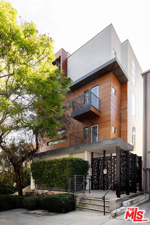 1137 Hacienda Pl #107, West Hollywood, CA 90069