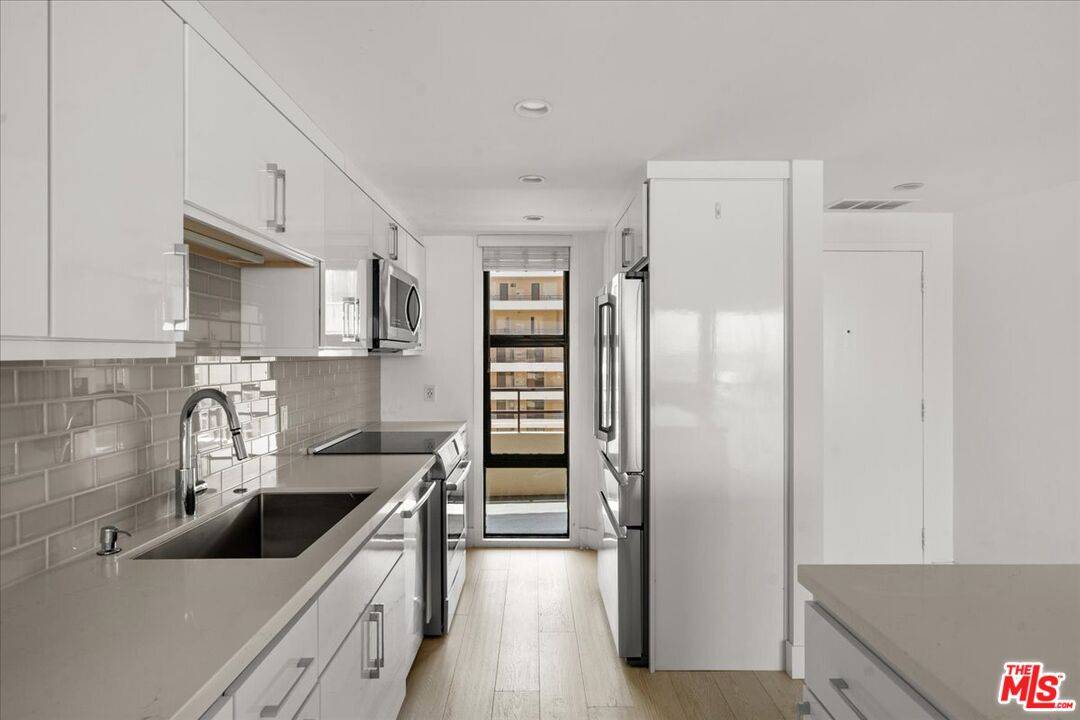 Marina Del Rey, CA 90292,4316 Marina City DR #1131
