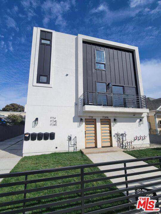 Los Angeles, CA 90006,1724 Menlo Ave