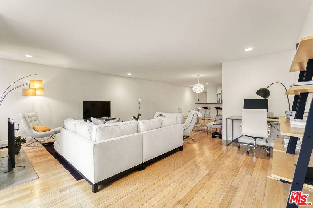 Santa Monica, CA 90403,858 12th St #4