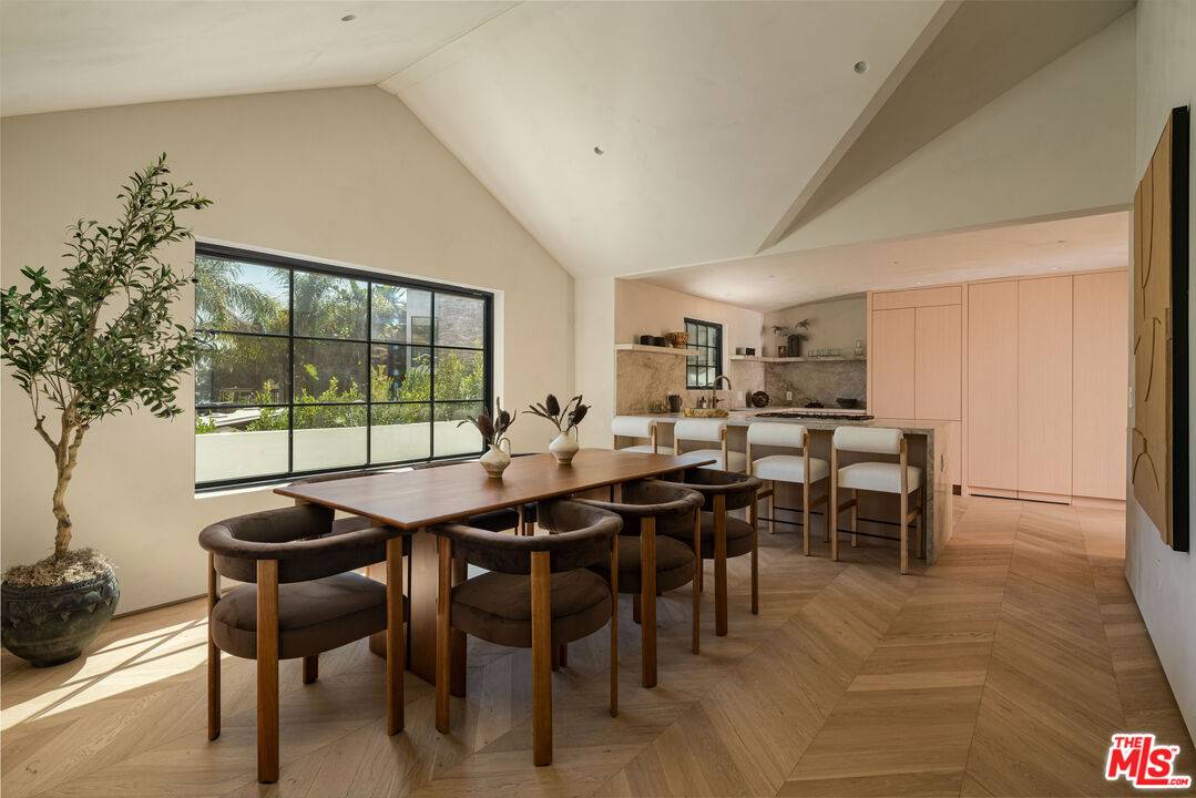 Los Angeles, CA 90069,8353 Sunset View Dr