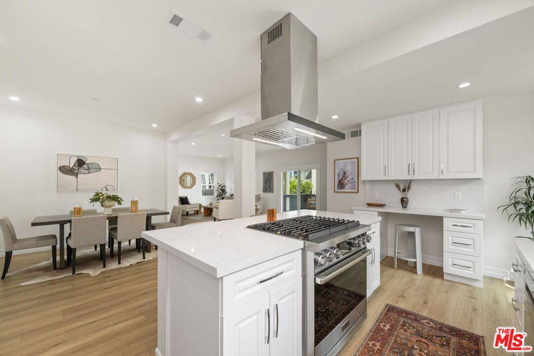 326 N Beachwood Dr, Los Angeles, CA 90004