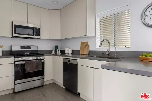 Sherman Oaks, CA 91423,4301 Fulton Ave #305