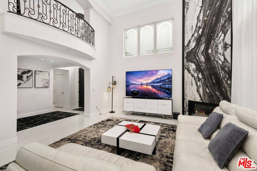 11974 Mayfield Ave #2, Los Angeles, CA 90049