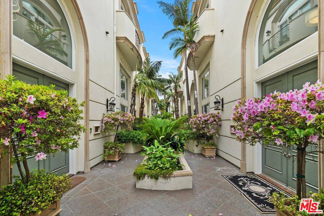 Los Angeles, CA 90049,11974 Mayfield Ave #2