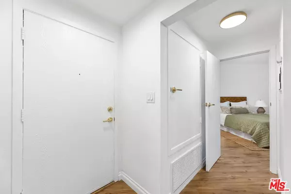 Canoga Park, CA 91304,7632 Topanga Canyon Blvd #118