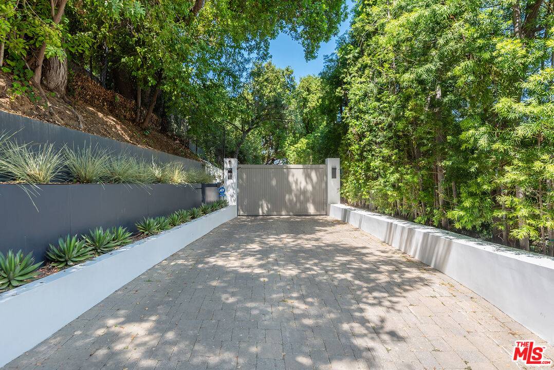Encino, CA 91436,15941 Skytop Rd