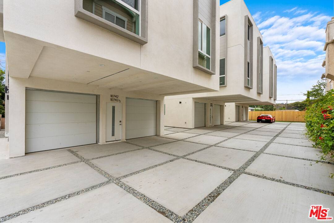 North Hollywood, CA 91602,10742 Hortense St