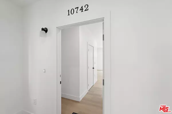 North Hollywood, CA 91602,10742 Hortense St