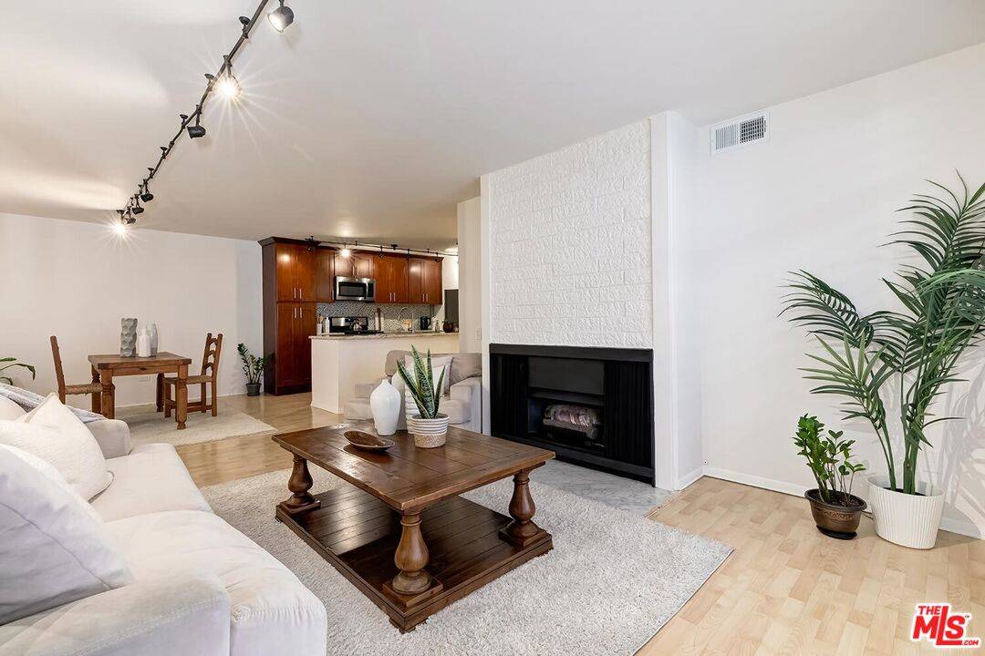 Los Angeles, CA 90057,421 S La Fayette Park Pl #514