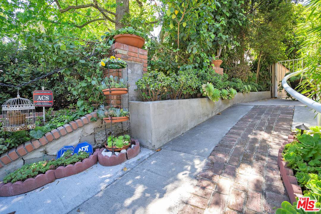 Los Angeles, CA 90077,921 Roscomare Rd