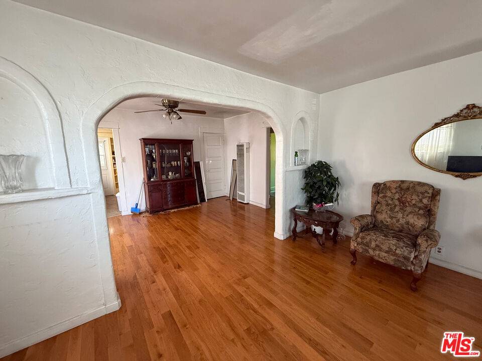 Los Angeles, CA 90003,239 W 93rd St