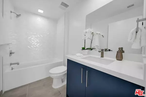 Los Angeles, CA 90029,1111 N Kenmore Ave #103