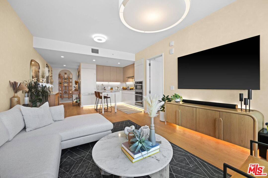 877 Francisco St #2101, Los Angeles, CA 90017