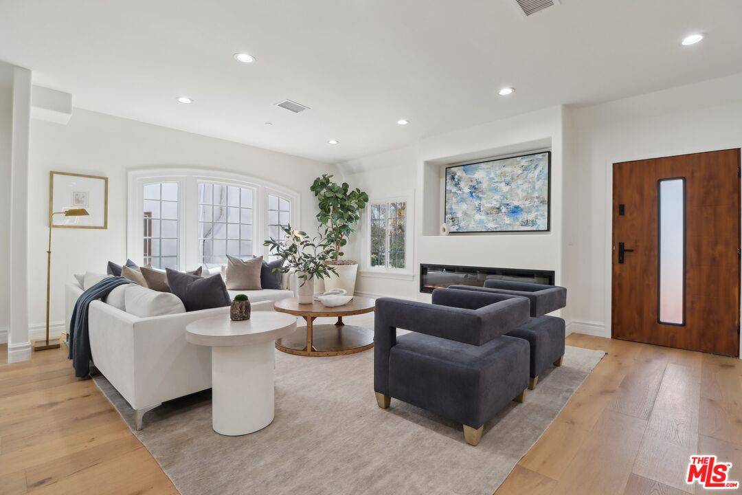 916 S Rimpau Blvd, Los Angeles, CA 90019