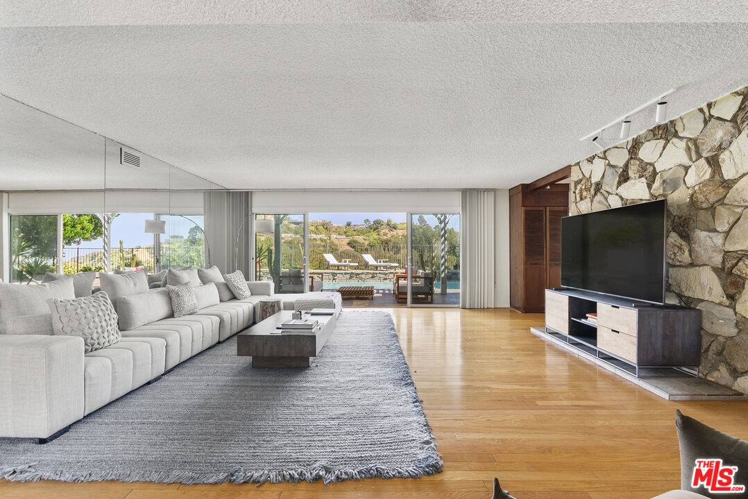 Beverly Hills, CA 90210,2252 Gloaming Way