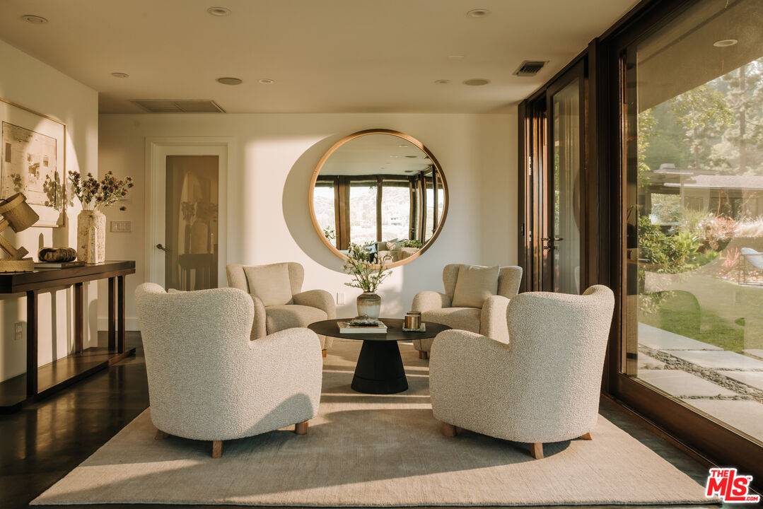 Los Angeles, CA 90049,2220 Banyan Dr