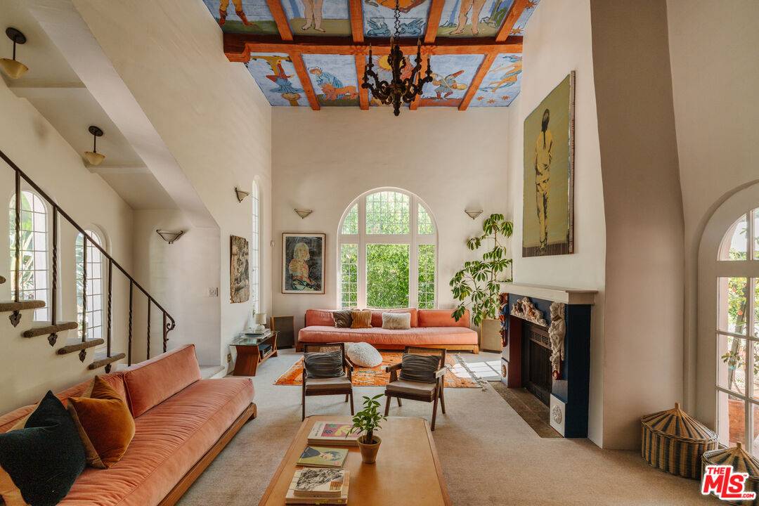 5163 Franklin Ave, Los Angeles, CA 90027