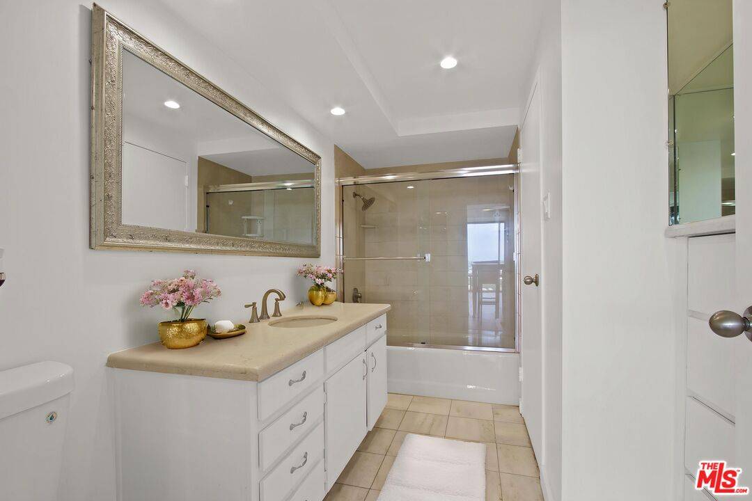 Los Angeles, CA 90292,4316 Marina City Drive #521C