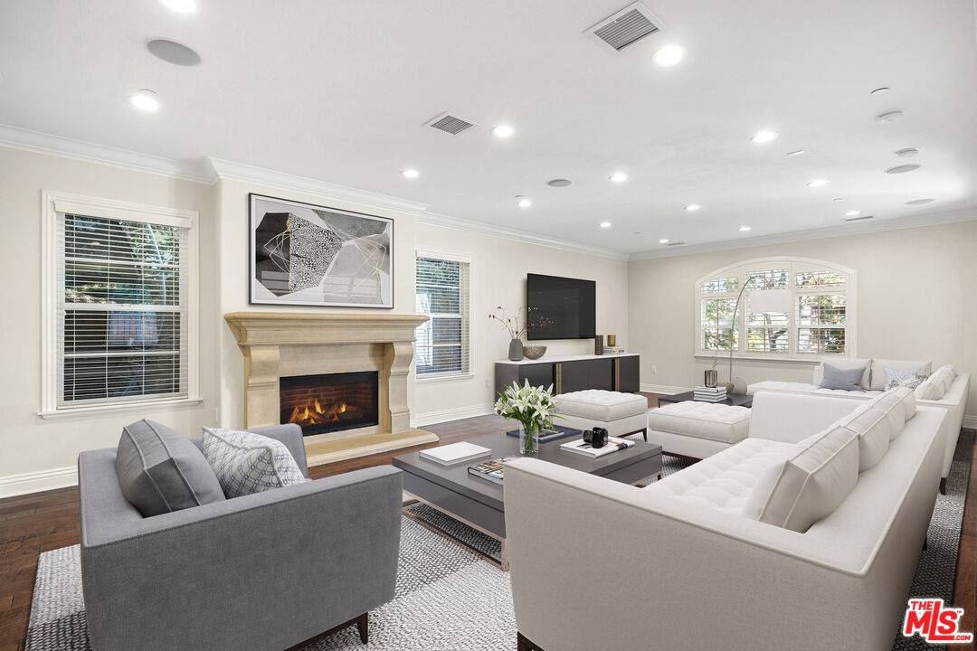 Beverly Hills, CA 90212,313 S Oakhurst Dr