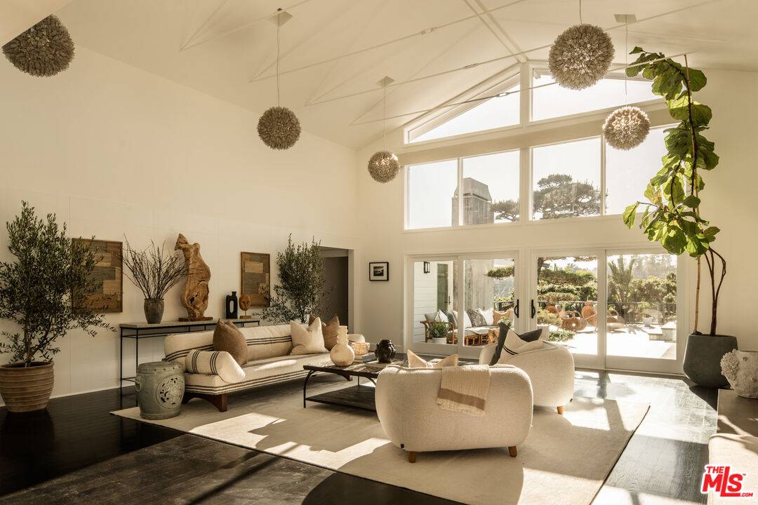 Pacific Palisades, CA 90272,1135 Ravoli Dr