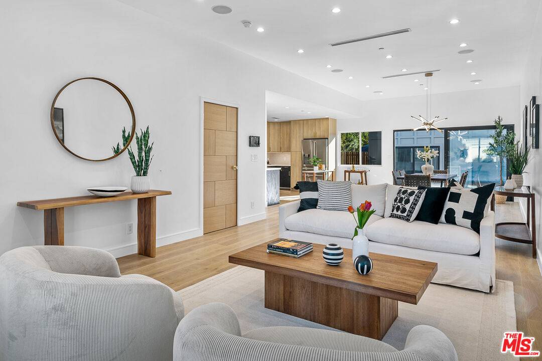 17624 Martha St, Encino, CA 91316