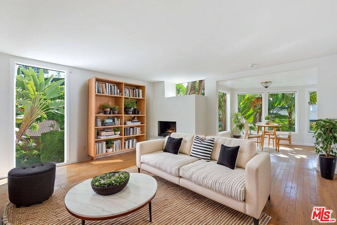 9315 Lloydcrest Dr, Beverly Hills, CA 90210