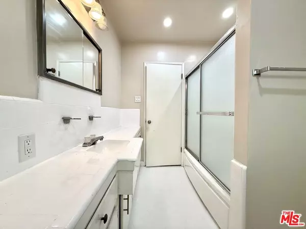 Los Angeles, CA 90035,925 S Holt Ave #2