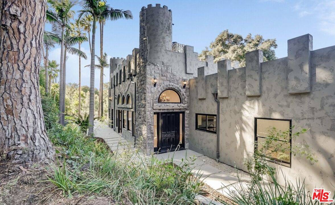 Los Angeles, CA 90049,15851 Mulholland Pl