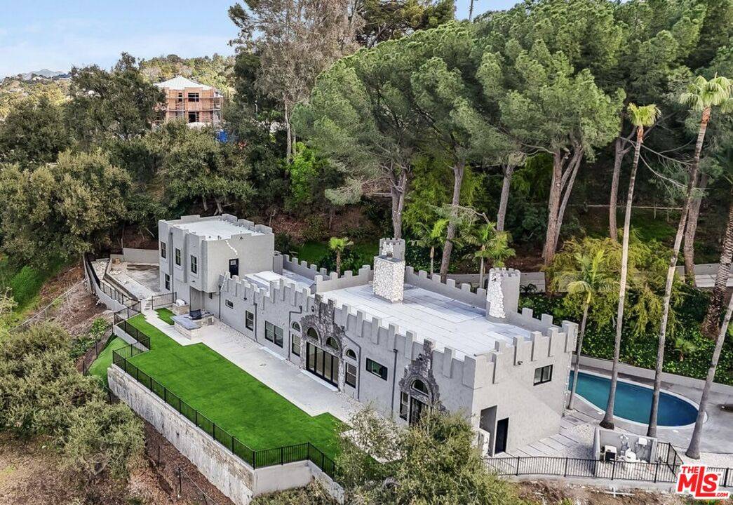 15851 Mulholland Pl, Los Angeles, CA 90049