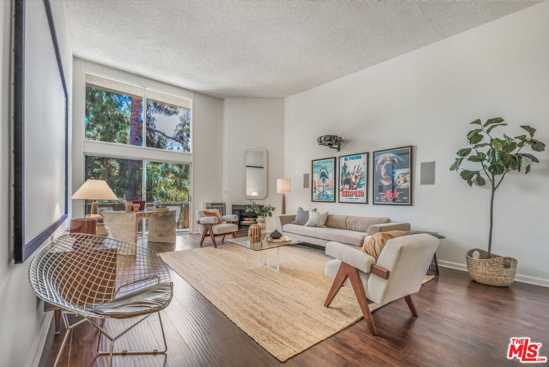 Los Angeles, CA 90026,1425 Silver Lake Blvd #4