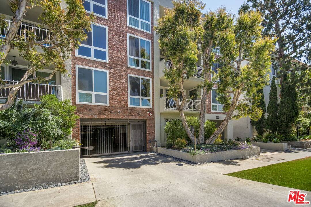 Los Angeles, CA 90049,11918 Kiowa Ave #104