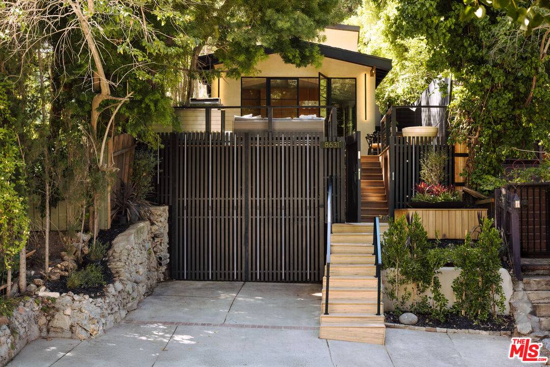 Los Angeles, CA 90046,8631 Lookout Mountain Ave
