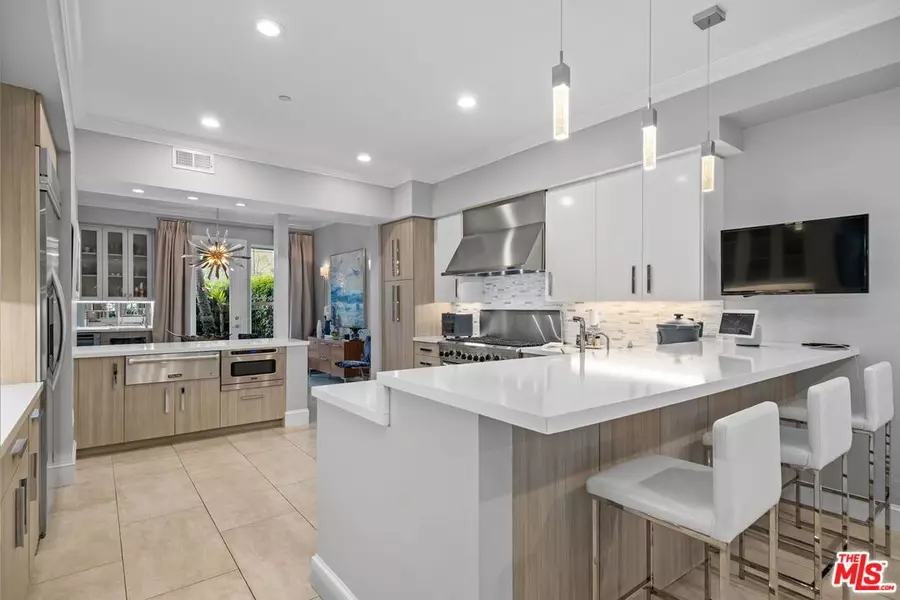 6099 S Seabluff Dr, Los Angeles, CA 90094