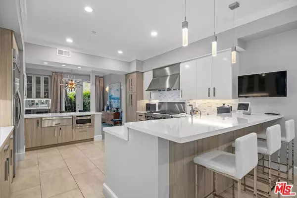 6099 S Seabluff Dr, Los Angeles, CA 90094