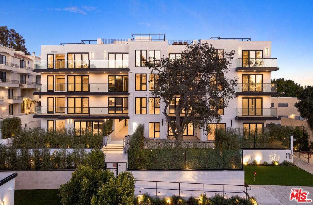Los Angeles, CA 90049,505 S Barrington Ave #405