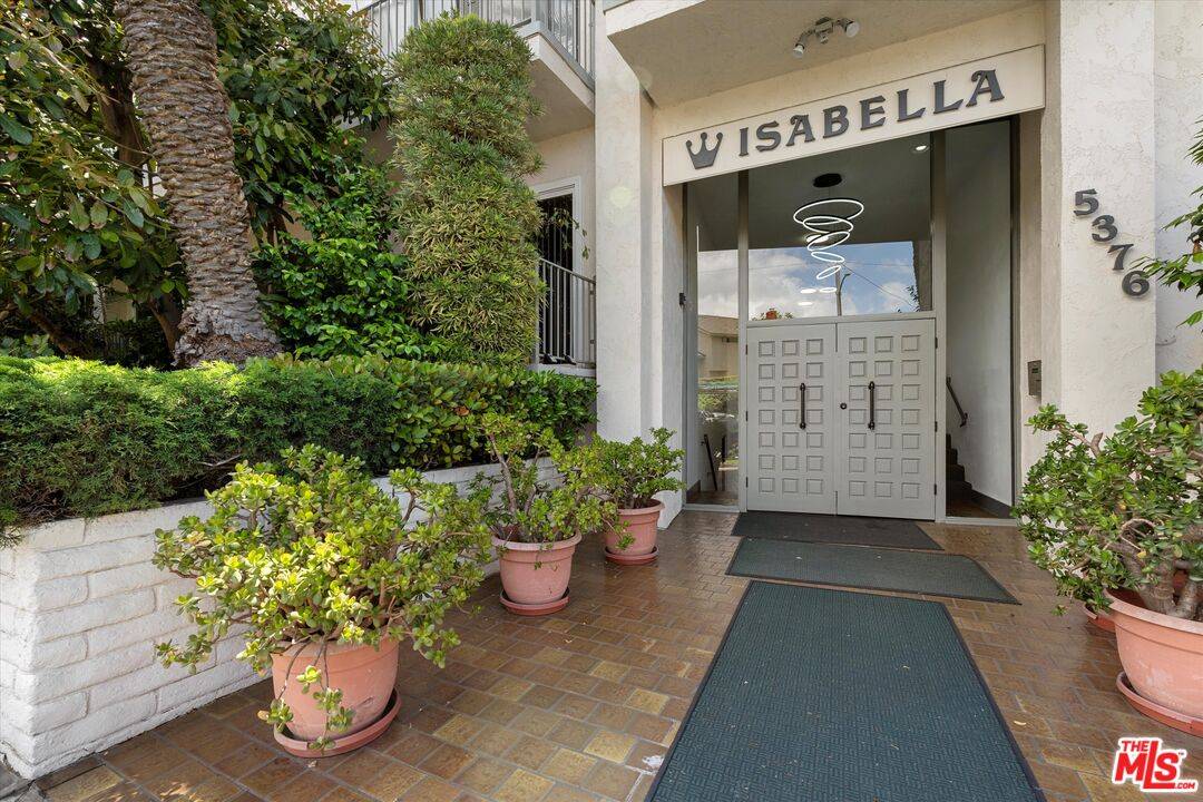 Los Angeles, CA 90056,5376 Fairview Blvd #205